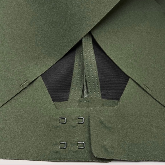 LIKE NEW Lululemon Enlite Bra - Pesto - Picture 6 of 9